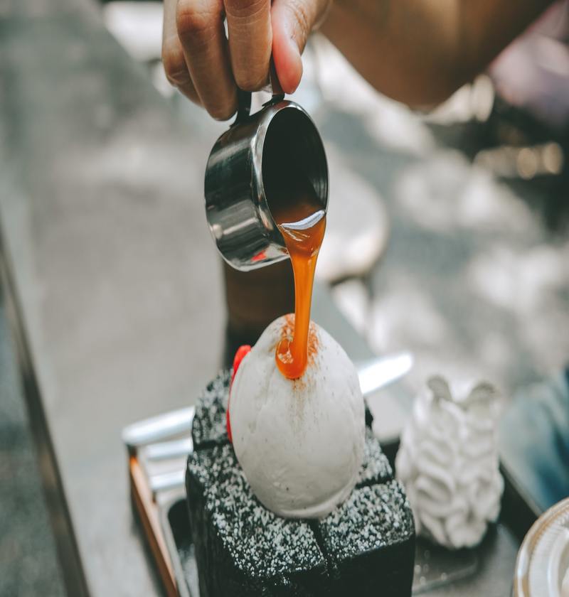 Caramelo vertido sobre helado y bizcocho de chocolate