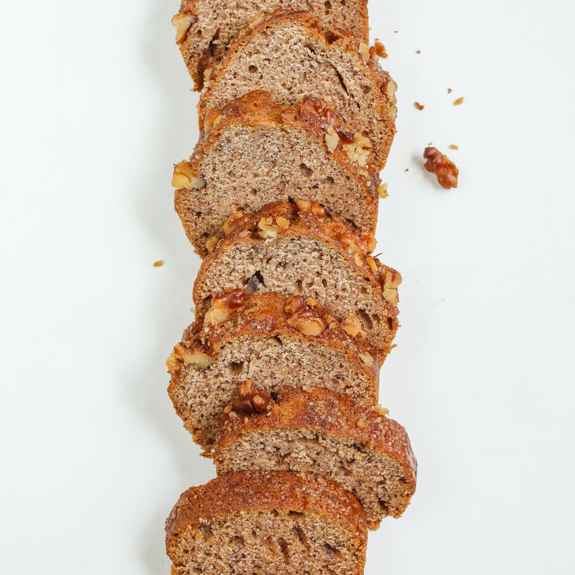 Rebanadas de pan de guineo y pecanas