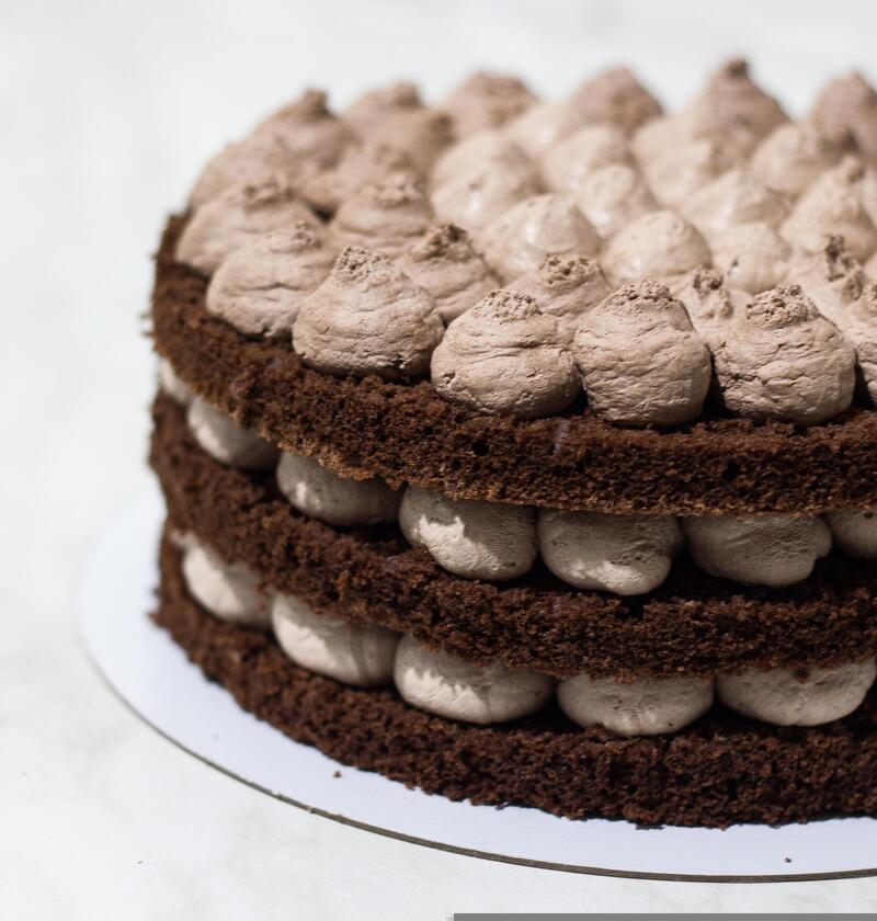 Bizcocho de chocolate con harina de coco bajo en carbohidratos y sin azúcar añadida